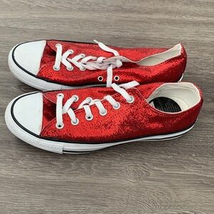 Sparkling red Converse All Stars
